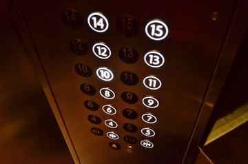 Супруги из Воронежа чуть не задохнулись в лифте 