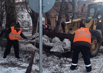 ГСТК почистил тротуары возле школы № 10 и в микрорайоне Благовещенска