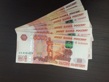 Жительница Сахалина оставила в незапертой квартире 100 тысяч рублей и уехала на дачу