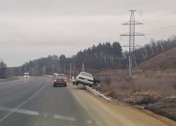 В Приамурье на трассе на ограждении повисла «Тойота»