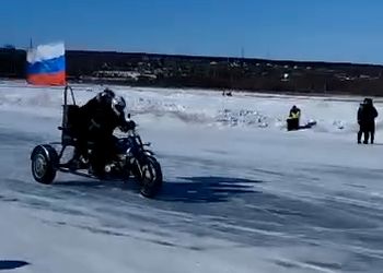 В Приамурье определили лучших мотогонщиков на льду