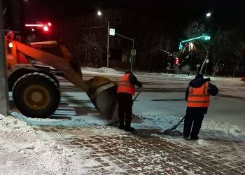 В Благовещенске чистят дороги от выпавшего снега