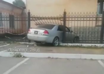 Иномарка протаранила забор здания благовещенской полиции