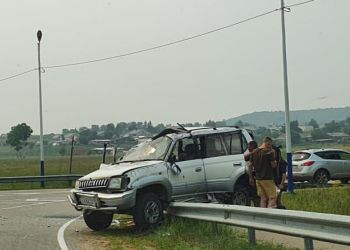 На трассе в Приамурье внедорожник «повис» на леерном ограждении после жесткого ДТП