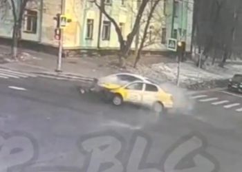 Момент жесткой аварии с такси в Благовещенске попал на видео