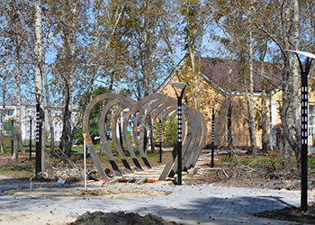 В сквере Белогорска установили арку из пяти сердец