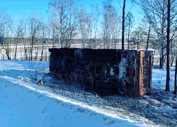 В Амурской области опрокинулся большегруз: водитель погиб