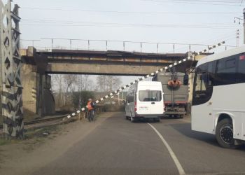 «Не влез под мост»: грузовик попал в ДТП в Свободном