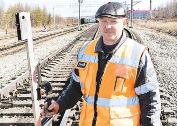 В Приамурье бригадира наградили за предотвращение крушения поезда