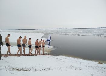 «Моржи» ДВОКУ устроили ледяной заплыв