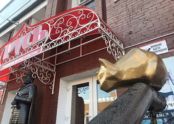В Тынде железный котик «поселился» у городского дома культуры
