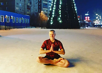 Амурский йог медитировал в парке Дружбы раздетым