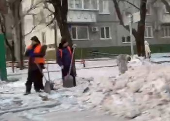 В Благовещенске чистят дороги от снежного наката