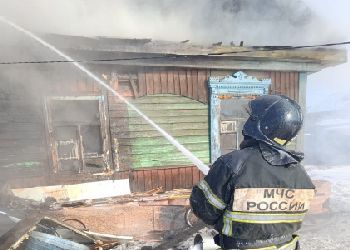 Мужчину спасли из горящего дома в Приамурье