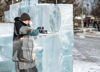 Хулиганы клеят монеты на ледовые фигуры в Свободном