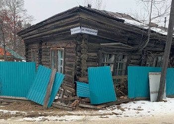 В Зее иномарка снесла забор