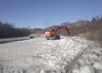 В Приамурье на дороге «Белогорье — Марково» отвели воду с проезжей части