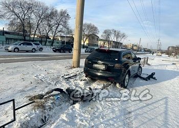 Автомобили и ограждение пострадали в ДТП в Благовещенске