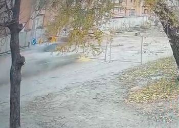 Момент ДТП, где иномарка упала в перекоп в Благовещенске, попал на видео