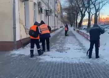 Дорожники Благовещенска очищают тротуары