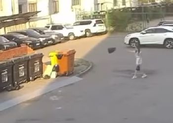 В Благовещенске на видео попала девушка, расшвыривающая мусор