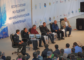 Почти 200 студентов со всей страны пообщались с Дмитрием Рогозиным на Восточном