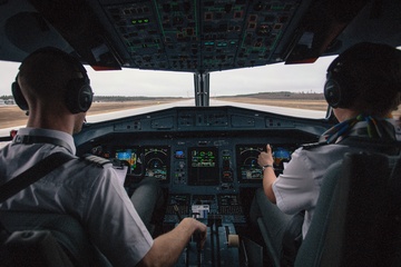 Пилот самолета «Сочи – Москва» разлил чай на приборную панель и чуть не устроил аварию