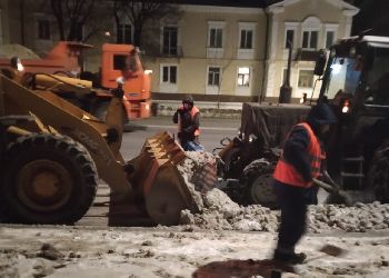 Ночью рабочие очищали тротуары Благовещенска