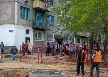 Олег Имамеев призвал жильцов решать заранее, что важнее в их дворах — деревья или парковка