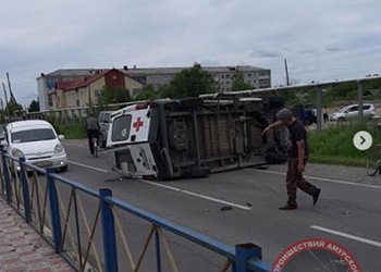Микроавтобус в Новобурейском протаранил «скорую»