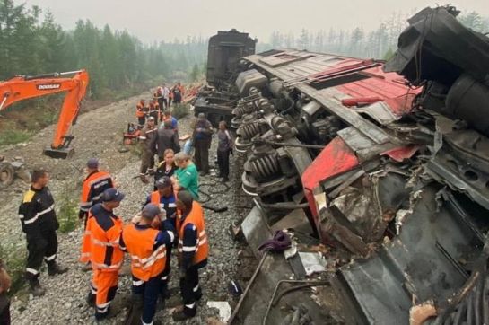 На месте крушения поездов в Приамурье продолжают работать спасатели