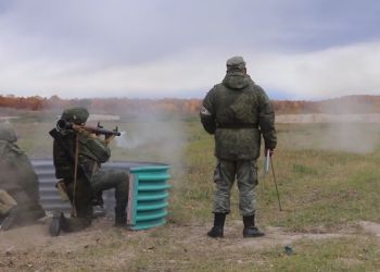 Мобилизованных амурчан учат стрелять из гранатометов