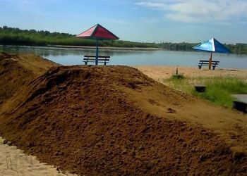 На городской пляж Свободного завезли 150 тонн песка