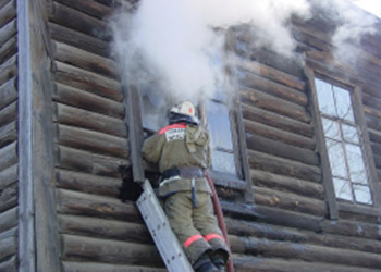 В Белогорске загорелся жилой дом