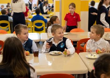 В Благовещенске почти 13 тысяч учеников начальной школы обедают в школе