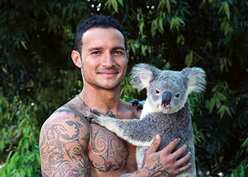 В Австралии выпустили календарь с обнаженными пожарными и коалами