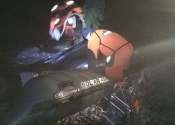Амурские спасатели сняли мужчину с тонущего КамАЗа