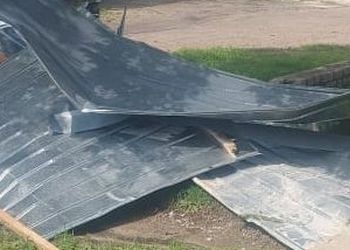 В Приамурье во время ураганного ветра металлическим листом убило слесаря