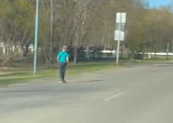 В Зее на дороге заметили юного скейтера