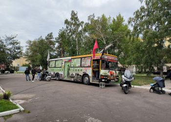 Благовещенский «Автобус Победы» передал в музей Омска реликвии с Мамаева Кургана