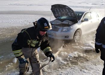 В Приамурье автомобиль провалился под лед на реке