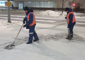 В Благовещенске рабочие ГСТК очищают автобусные остановки