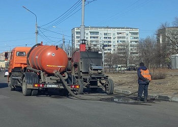 Сотрудники ГСТК грейдируют дороги в Астрахановке