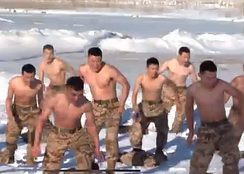 Военные полицейские Хэйхэ тренировались на льду Амура