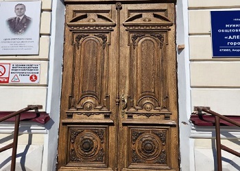 Старинные резные двери украсили вход Алексеевской гимназии Благовещенска