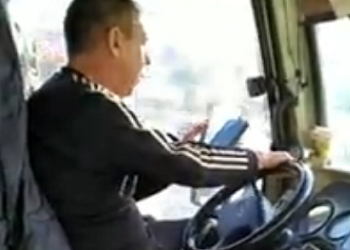 В Благовещенске водитель управлял автобусом, просматривая видео на телефоне