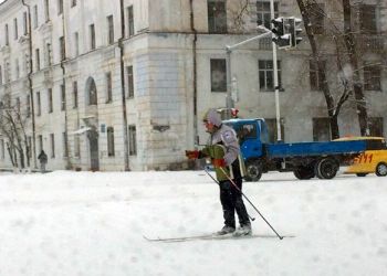 Благовещенцы катаются по центру города на лыжах и лепят снеговиков