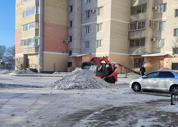 В Благовещенске ГСТК чистит дороги от снежного наката