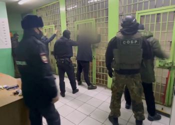 Полицейские и бойцы СОБР задержали в Благовещенске группу агрессивных мужчин 