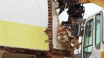 Дома, машины и телефонные провода спасли от пьяного экскаваторщика жители сахалинского села